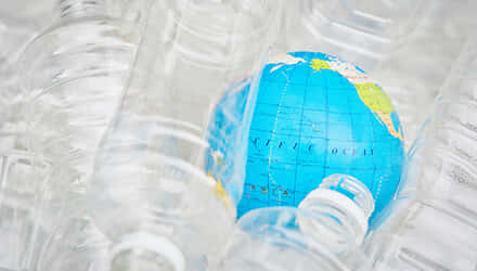 使用済みペットボトルのリサイクルで 得られる収益を寄付につなげます。
