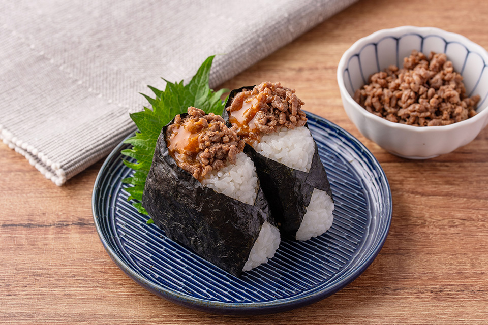 牛そぼろとみそ漬け卵黄のおにぎり｜レシピ｜マルコメ