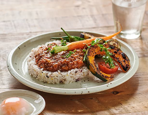雑穀米のソイミートキーマカレー 夏野菜添え