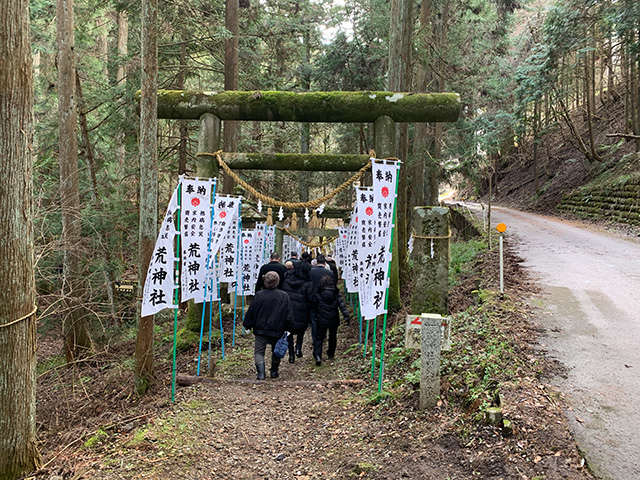 荒神社　甘酒祭り　当日神社に集まる人々