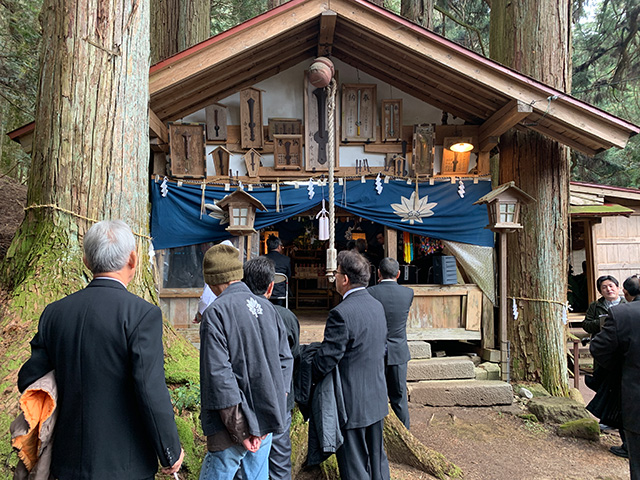 荒神社　甘酒祭り　社殿には神聖な剣が多数奉納され、神紋は天狗の団扇のよう