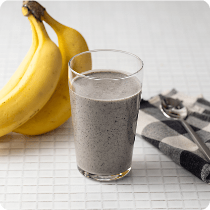 ④米糀ミルクの甘みがやさしい 黒ごまバナナスムージー