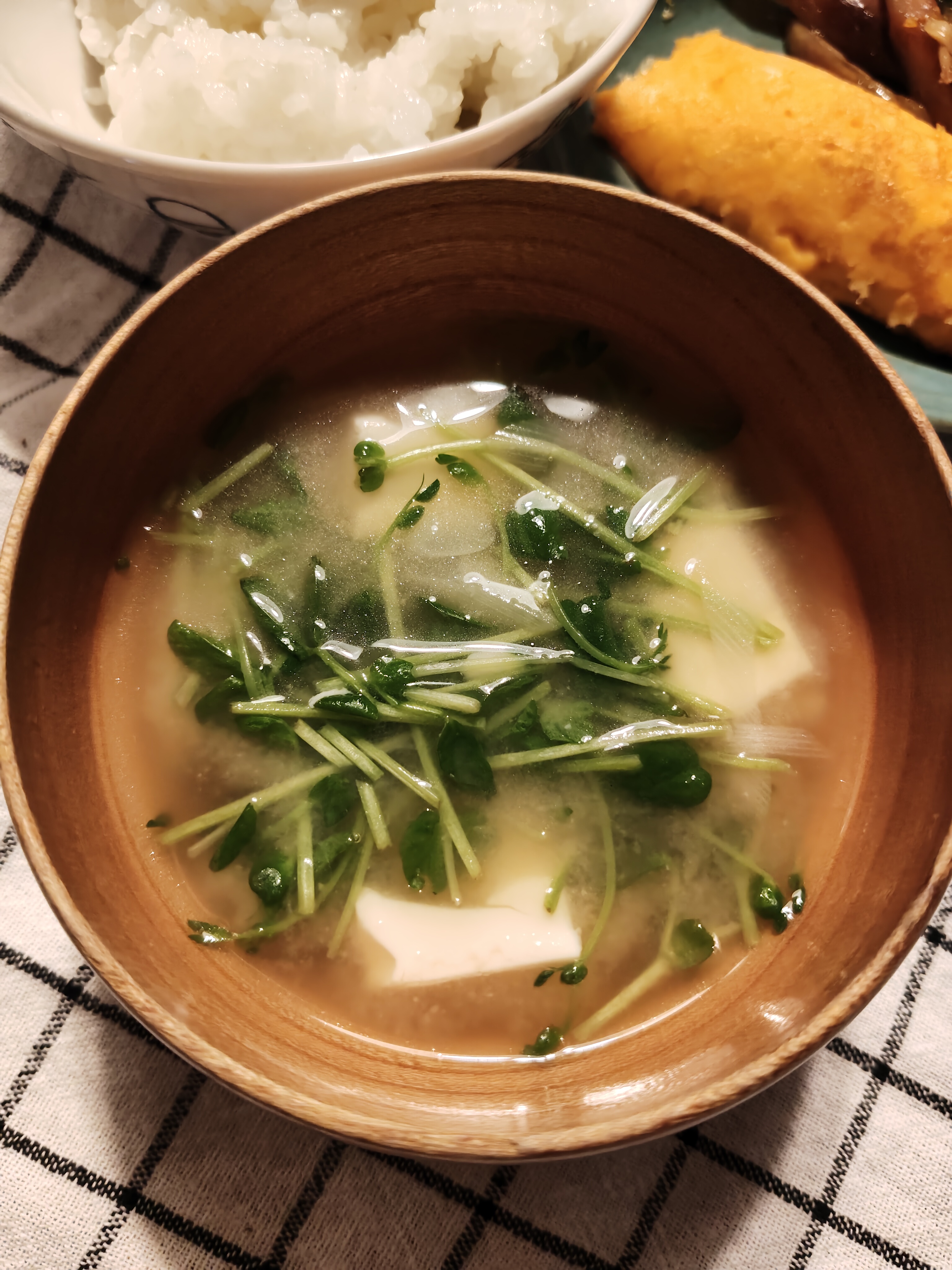 豆苗と豆腐のみそ汁
