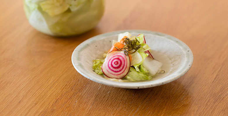 彩り豊かな春野菜をたっぷりと。 漬け汁ごと味わい尽くす、上島亜紀さんの「水キムチ」──『発酵美食』最新記事をご紹介