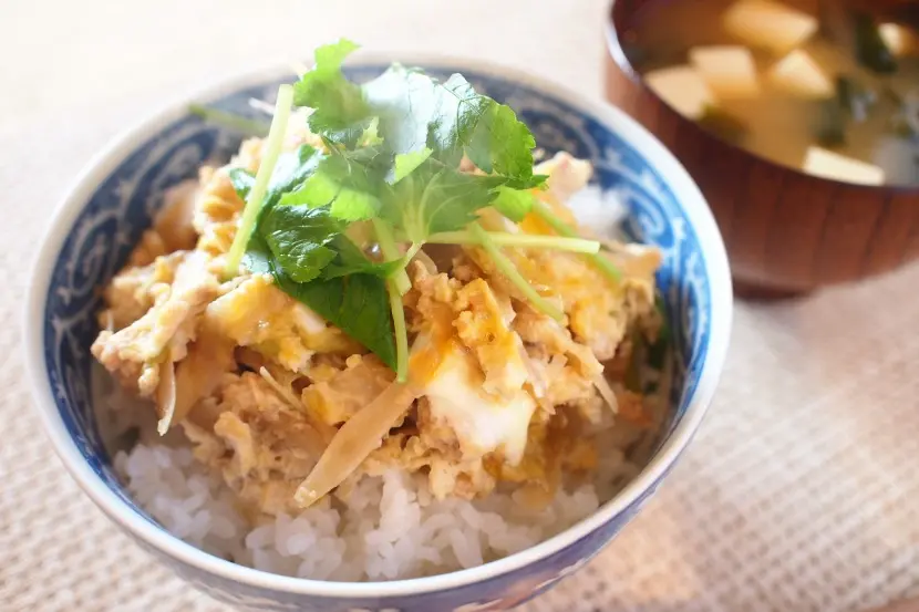 鶏肉ときのこ、ごぼうのみそ卵とじ丼