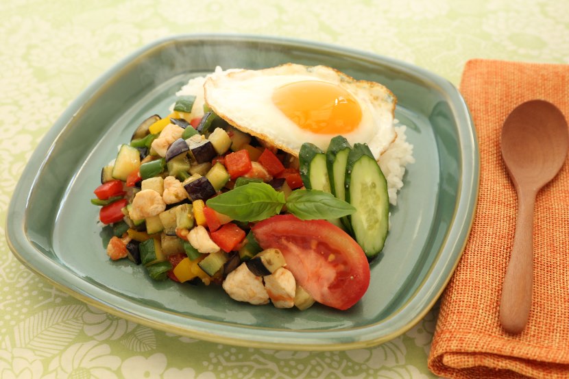 鶏肉と夏野菜のカパオ風