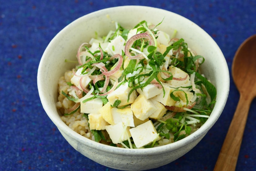 豆腐のみそ漬けと薬味野菜の玄米丼