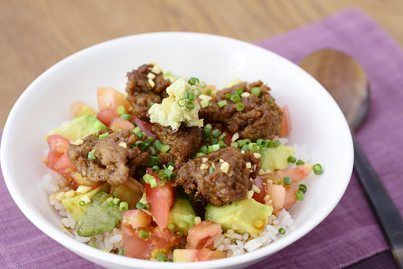 揚げ大豆のお肉とアボカド、トマトのにんにくわさび醤油丼