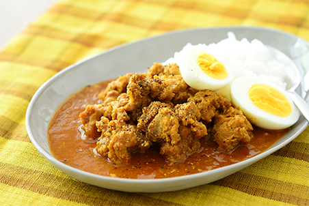 揚げ大豆ミートとおろし玉ねぎのトマトカレー