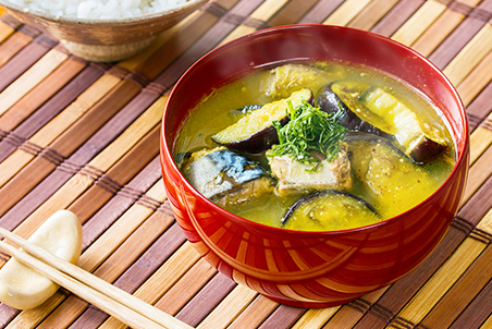 なすとさば缶のカレーみそスープ