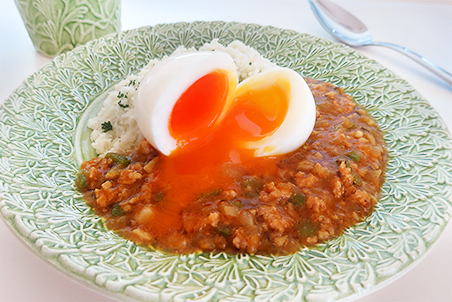 卵のっけキーマカレー