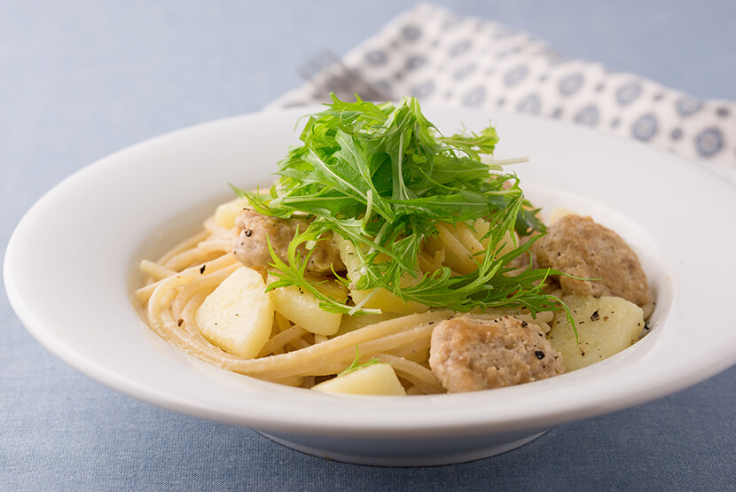 じゃがいもと鶏ミンチの白みそパスタ