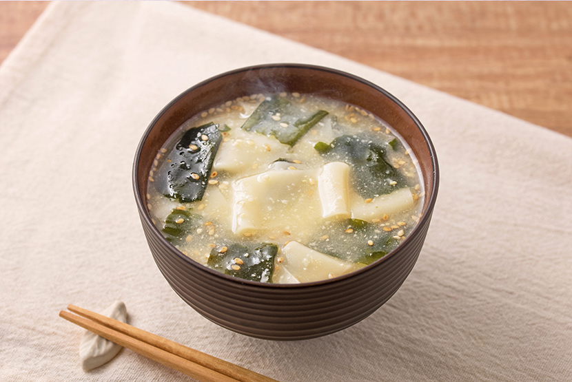 餃子の皮ワンタンとわかめのみそ汁