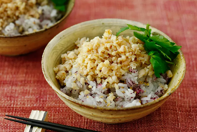 鶏肉の塩糀生姜そぼろとしそふりかけごまごはん