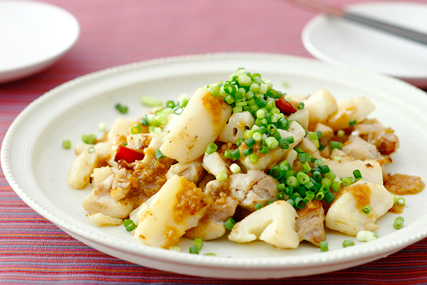 鶏肉とたたきれんこんのピリ辛にんにく炒め しょうゆ糀のせ