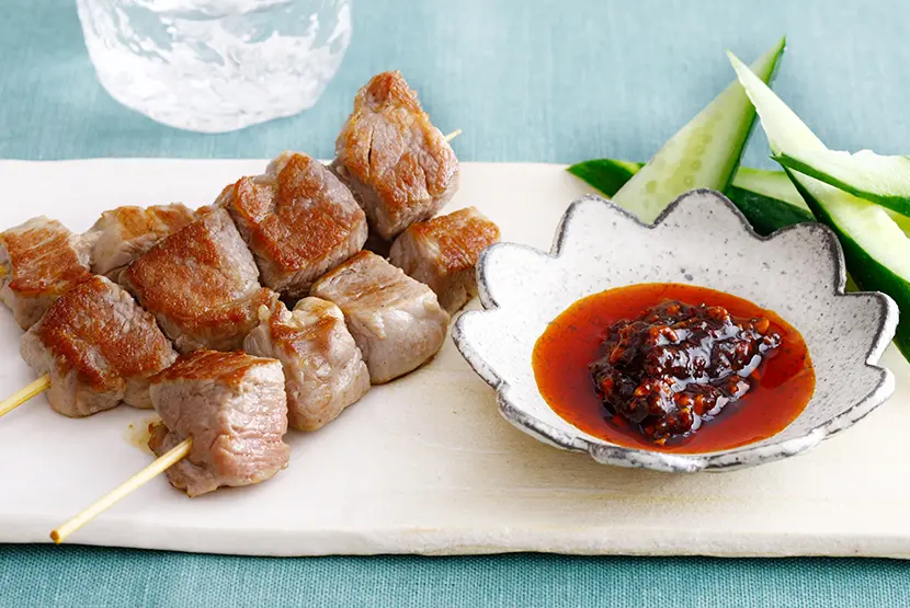 豚肉の串焼き 食べるラー油味噌