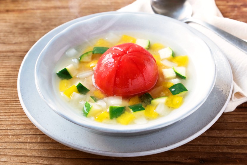 丸ごとトマトと彩り野菜の塩糀スープ