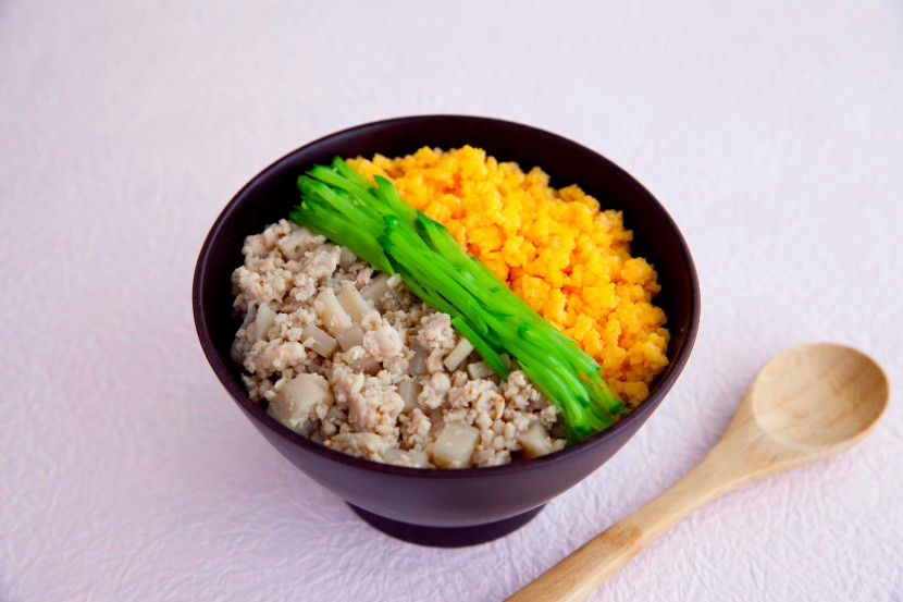 れんこんみそ鶏そぼろの三色丼