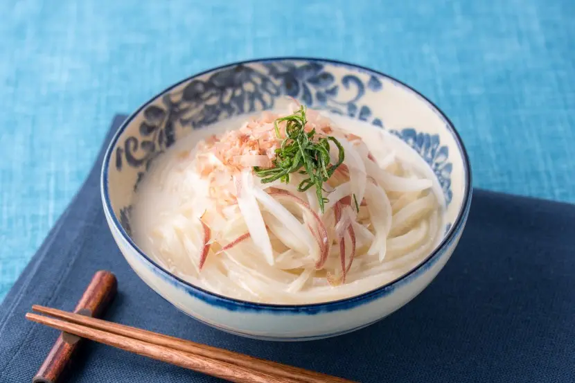 酢玉ねぎとみょうがのサラダうどん