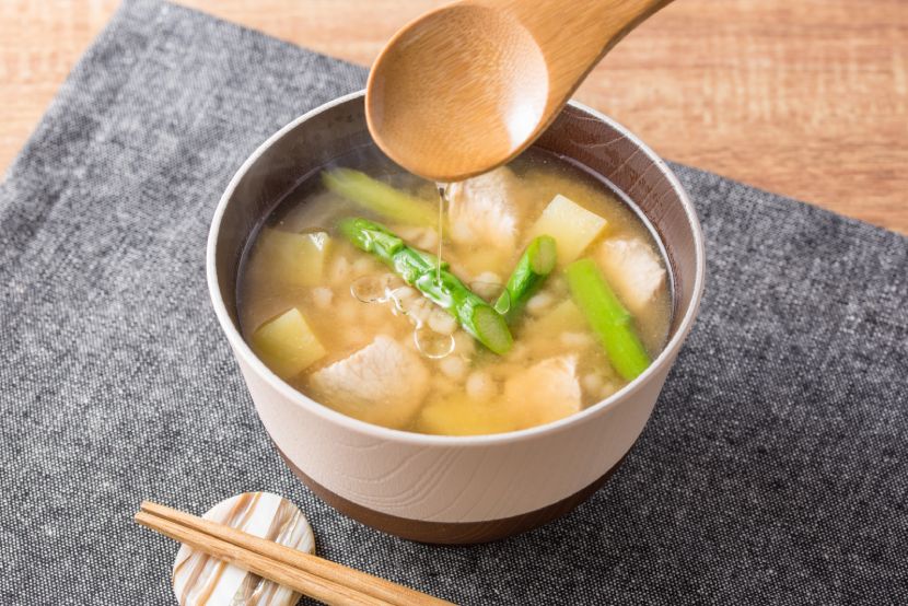 もち麦とじゃがいもの食べるみそ汁