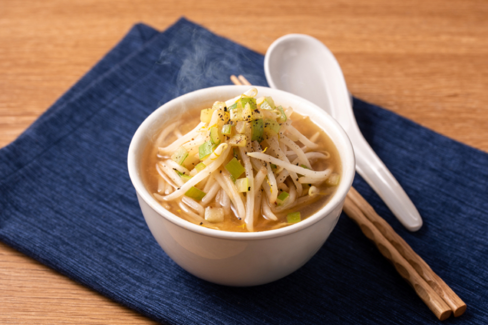 もやしたっぷり麺なしラーメン風みそ汁