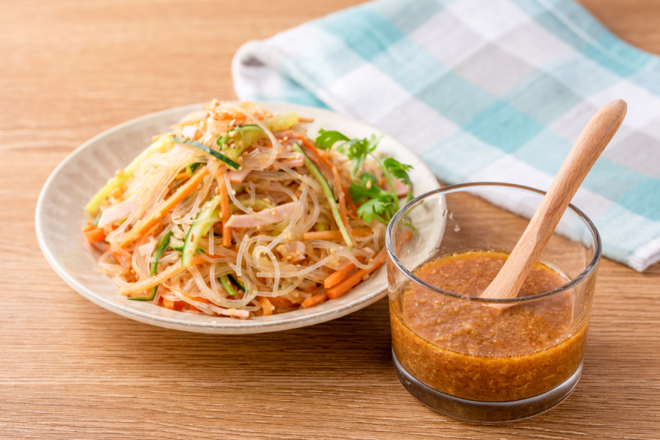 すりおろし野菜と黒酢のピリ辛糀ドレッシング