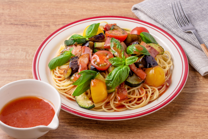 トマトみそで食べるパスタサラダ