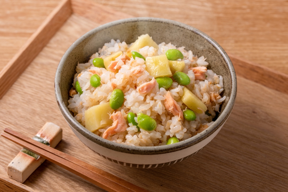 鮭と枝豆の彩りみそ混ぜご飯