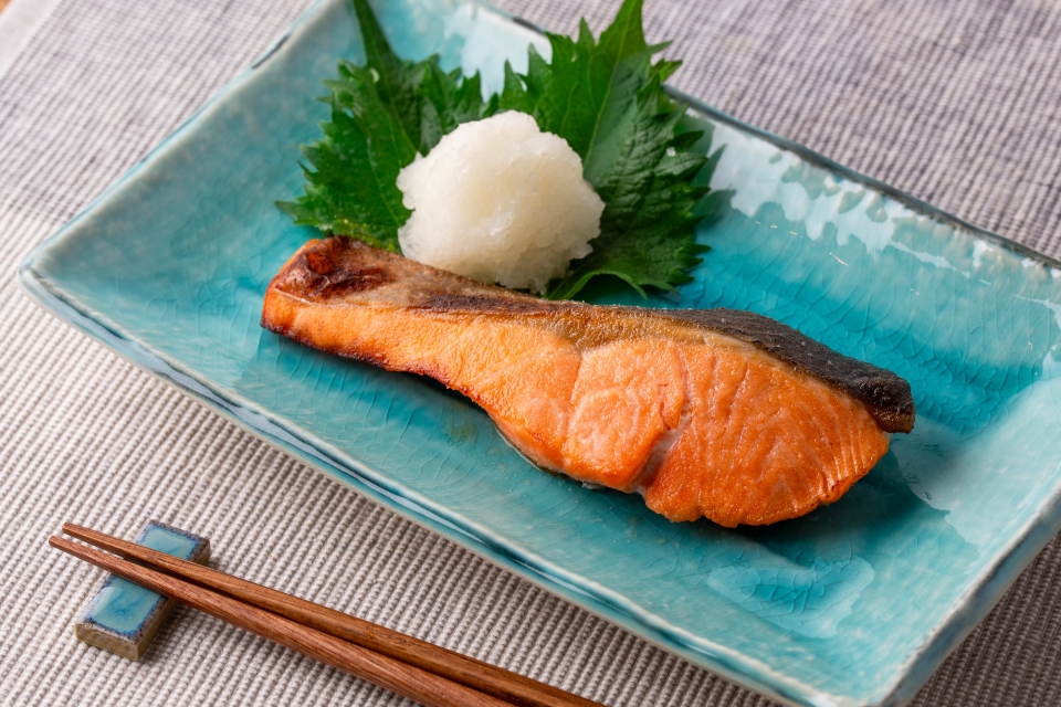 塩糀パウダーで鮭の塩焼き|レシピ|マルコメ
