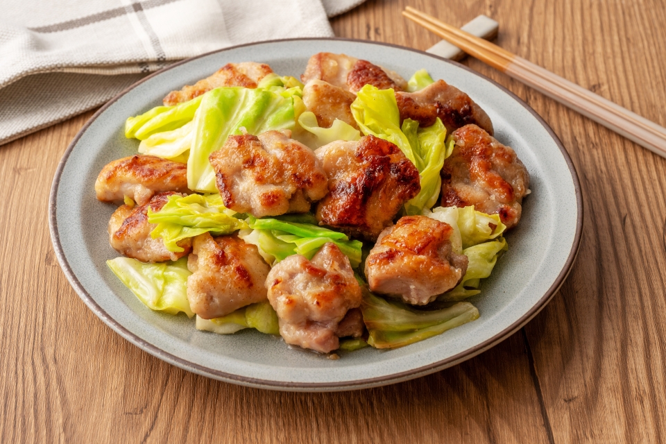 鶏もも肉とキャベツの塩こしょう炒め