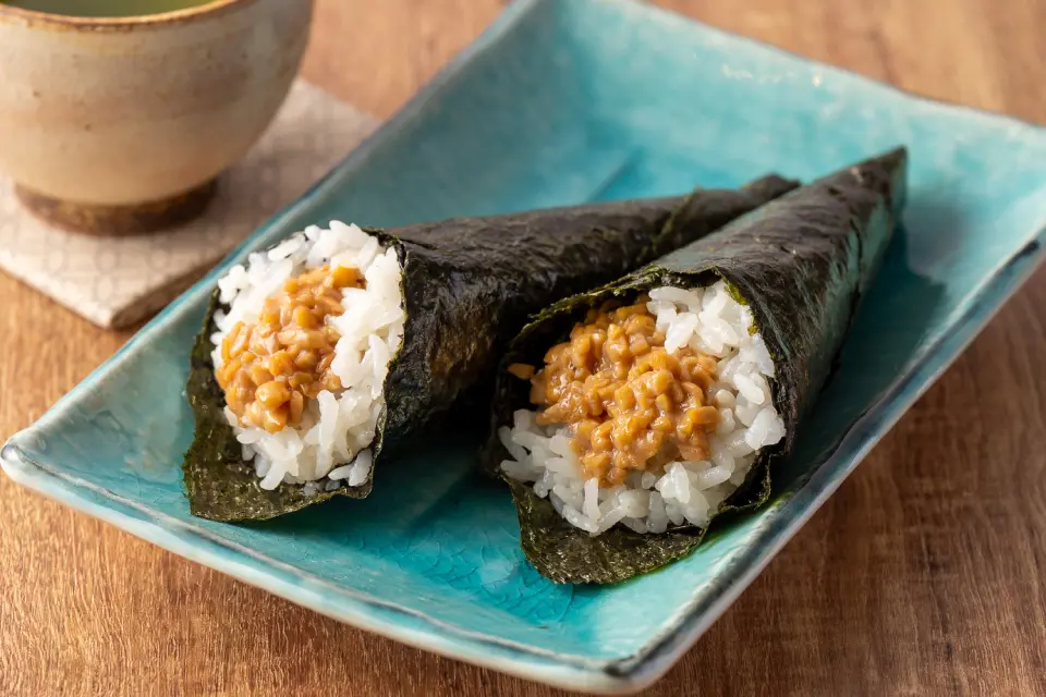 しょうゆ糀の旨みをきかせた納豆巻