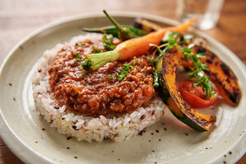 雑穀米のソイミートキーマカレー 夏野菜添え