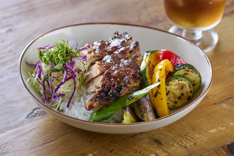 赤ワイン香るみそのつけ焼き鶏丼