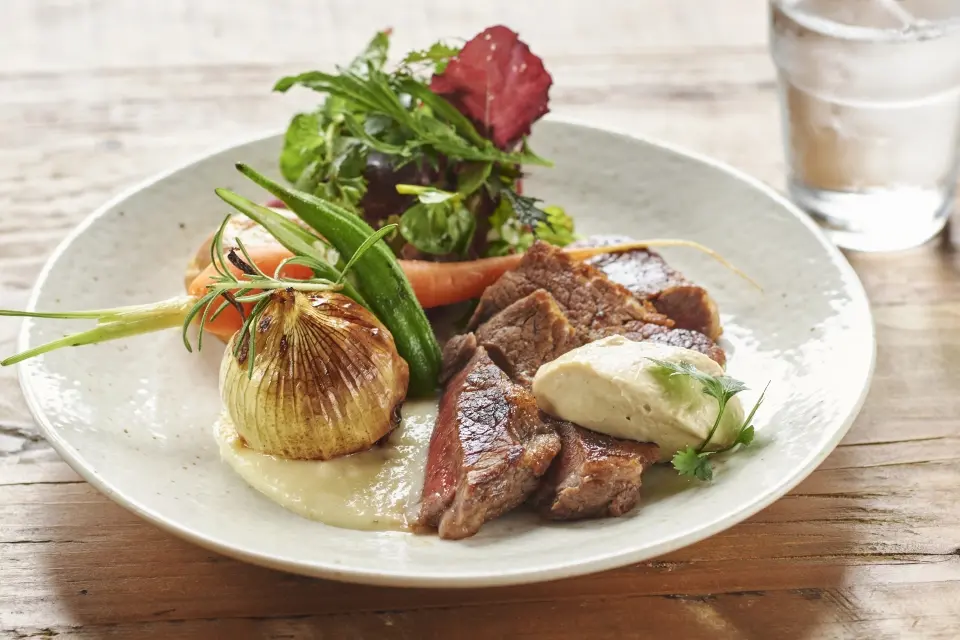 牛肉のみそ漬け みそと山葵風味のサワークリームソース