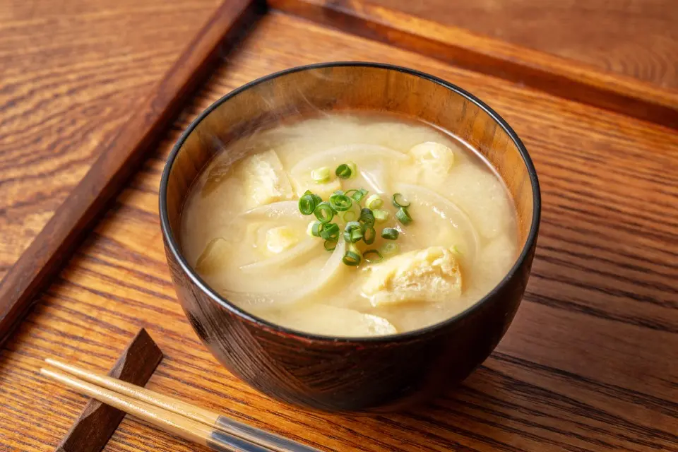 油揚げと玉ねぎのみそ汁