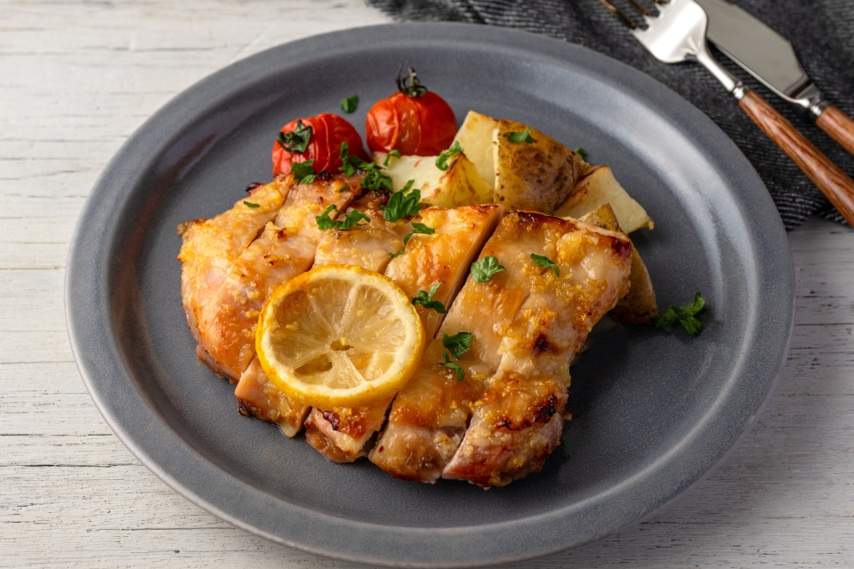 塩糀チキンのロースト レモンと糀みつのジンジャーソース