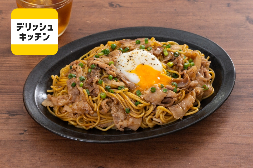 お肉マシマシ混ぜ麺 温泉卵添え