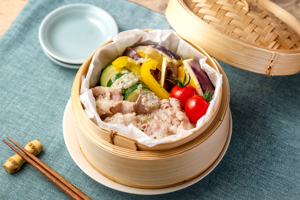 豚バラ肉と夏野菜のせいろ蒸し 生塩糀ソース