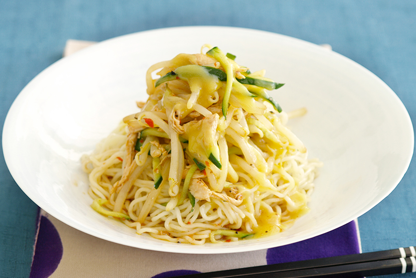 もやしと蒸し鶏のピリ辛和えのせ冷麺