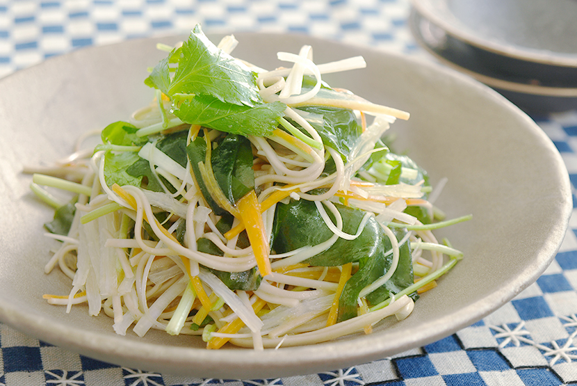 海藻とせん切り野菜のそばサラダ