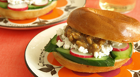 カッテージチーズとくるみ味噌 きゅうりとラディッシュのベーグルサンド レシピ マルコメ