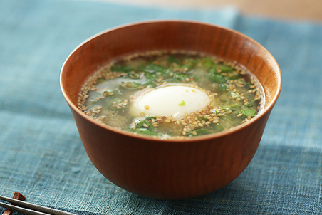 半熟卵と刻み菜の花のごまみそ汁 レシピ マルコメ 半熟卵と刻み菜の花のごまみそ汁 レシピ マルコメ