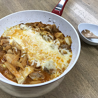 大人気韓国料理！「家族みんなでチーズタッカルビ」を作ってみました！