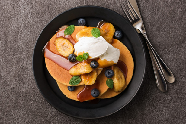 Glutenfreier Pfannkuchen mit Banane und Beeren