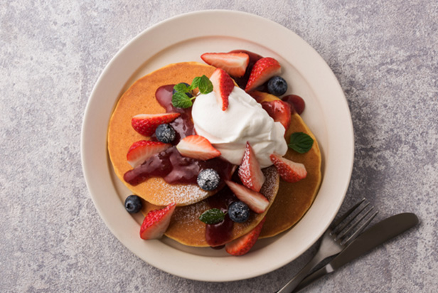 Glutenfreier Pfannkuchen mit Beeren