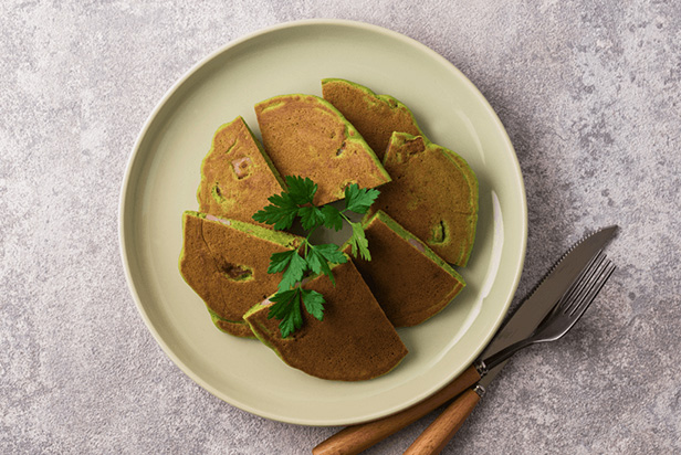 Glutenfreier grüner Speckpfannkuchen