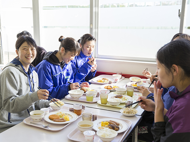 たったの100円で食べられる学生食堂の朝ごはん 　