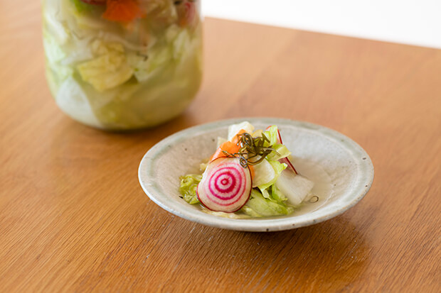 Vol.１ 彩り豊かな春野菜をたっぷりと。漬け汁ごと味わい尽くす、上島亜紀さんの「水キムチ」