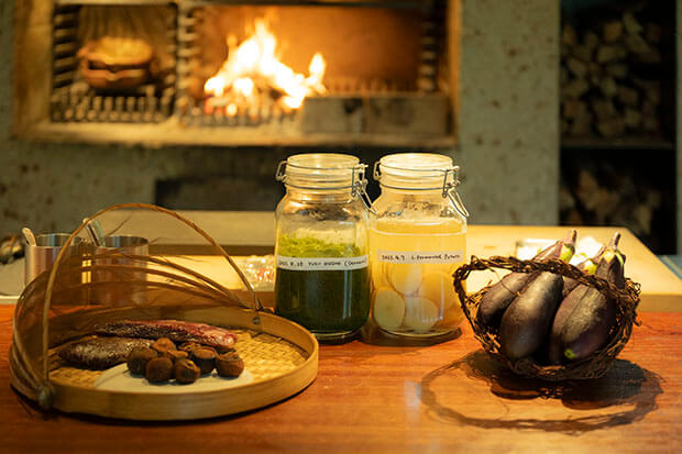 “食”を超えた体験を。緑の庭に抱かれた薪火料理の店「Maruta」。