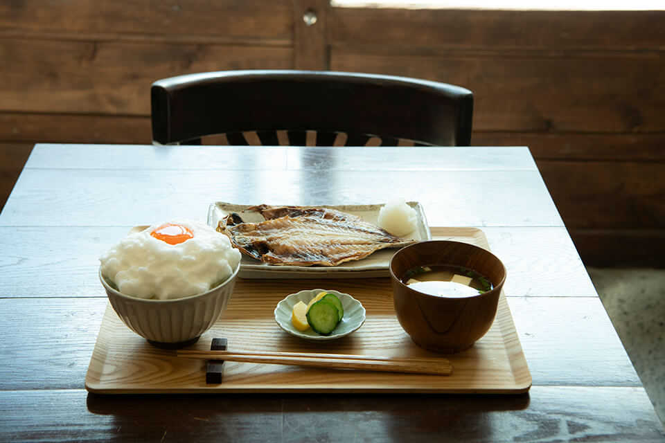 焼きたての干物と卵かけご飯で1日をスタート！鎌倉の日常を感じられる「ヨリドコロ」の朝ごはん。